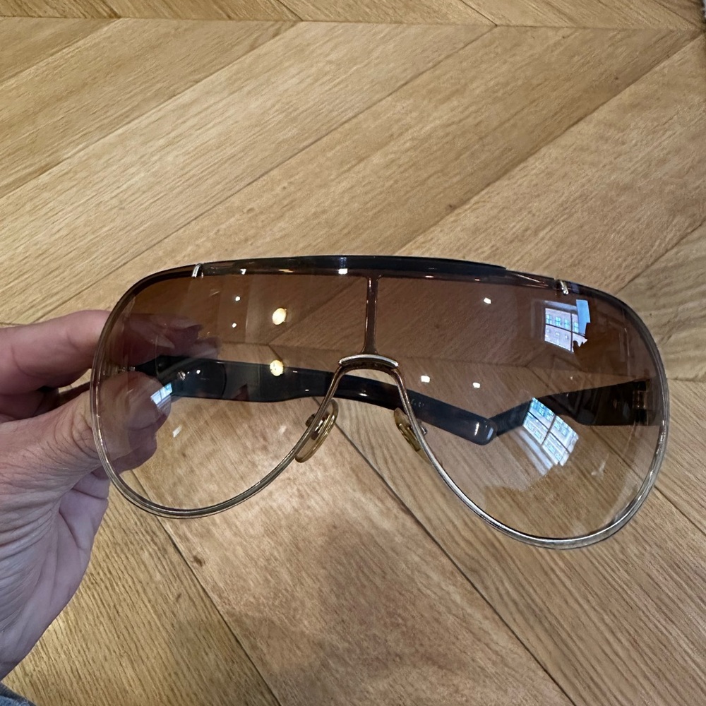 Gorgeous Gucci Shield Aviator Glasses